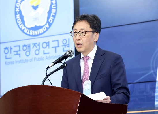  


연원정 인사혁신처장이 11월15일 서울 은평구 한국행정연구원에서 열린 '2024년 한국인사행정학회 추계 공동학술대회'에서 축사를 하고 있다.