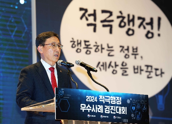  


연원정 인사혁신처장이 11월26일 세종시 정부세종청사에서 열린 '2024 적극행정 우수사례 경진대회'에서 수상 기관 발표자들과 기념촬영을 하고 있다.
 