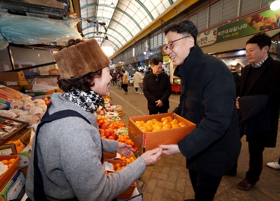 연원정 인사혁신처장이 1월22일 세종시 전동면 내 중증장애인 거주시설인 노아의 집을 방문,세종전통시장에서 구입한 물품들을 전달한 후 시설을 둘러보고 있다.