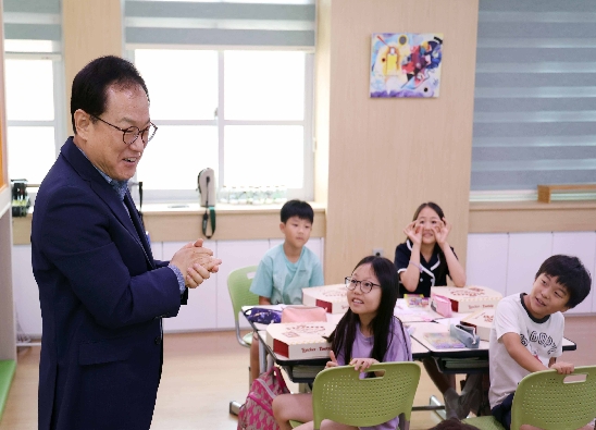  



김승호 인사혁신처장이 7월1일 세종시 장군면 장기초등학교를 찾아 늘봄학교 프로그램을 참관하고 있다.
 