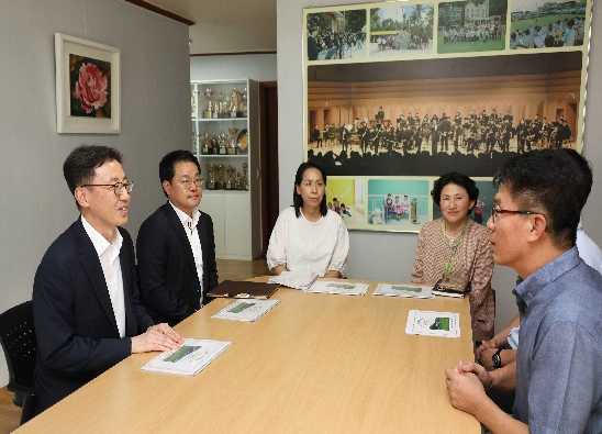  

연원정 인사혁신처장이 추석 명절을 앞둔 9월10일 충북 청주시 충북혜능보육원을 방문해 손태수 원장과 대화를 나누고 있다.