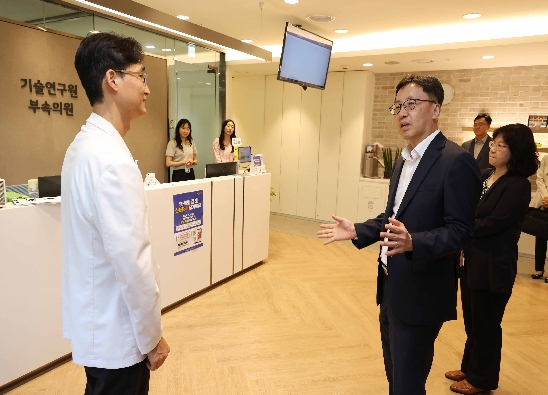  



연원정 인사혁신처장이 9월23일 정신건강 관리 우수 기업인 대전 유성구 LG에너지솔루션 대전 기술연구원을 방문,간담회를 갖고 시설을 둘러보고 있다.
 