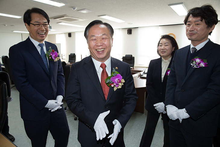 인사혁신처 소속 역량평가센터와 중앙선발시험위원회의 개소식중 환한모습의 김동극 인사혁신처장과 관계자들